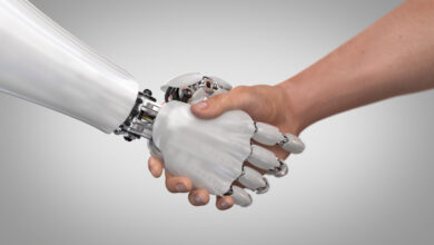Roboter gibt Mensch die Hand © lexaarts iStock Getty Images Plus
