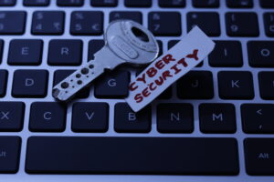 Schlüssel mit Cybersecurity auf Tastatur © Sonal Garg iStock Getty Images Plus