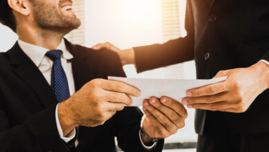 Nahaufnahme Hand des Mitarbeiters erhalten steuerfreien Bonus vom Manager.