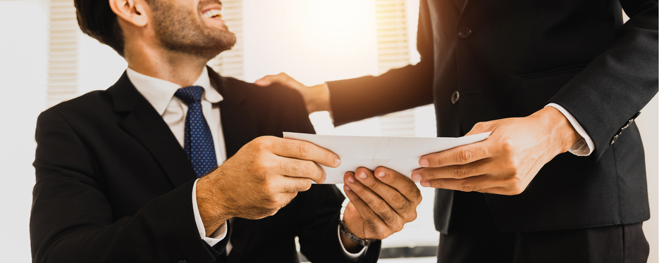 Nahaufnahme Hand des Mitarbeiters erhalten steuerfreien Bonus vom Manager.