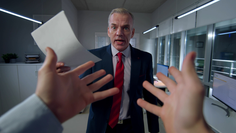 Point of View Shot eines Mitarbeiters der von seiner Führungsabteilung angeschrienen wird.
