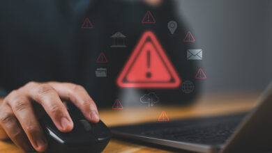 rotes Warndreieck bei Laptop © saifulasmee chede iStock Getty Images Plus