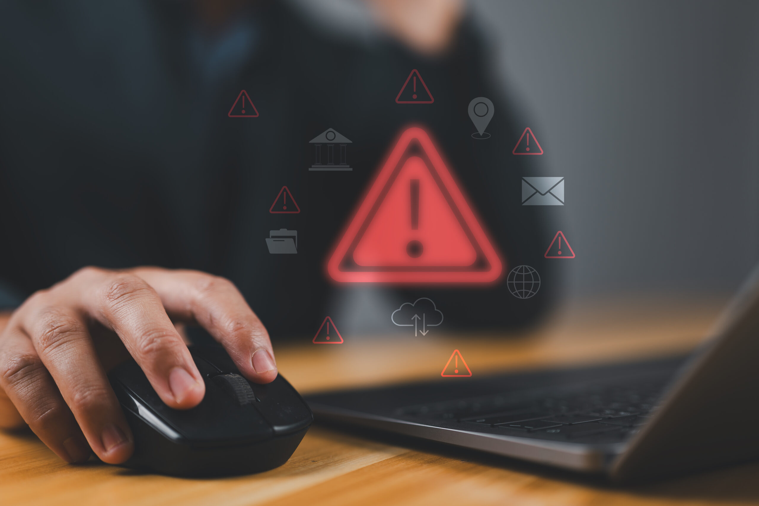 rotes Warndreieck bei Laptop © saifulasmee chede iStock Getty Images Plus