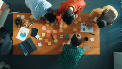 Team brainstorm auf Bürotisch mit Post-It Notes