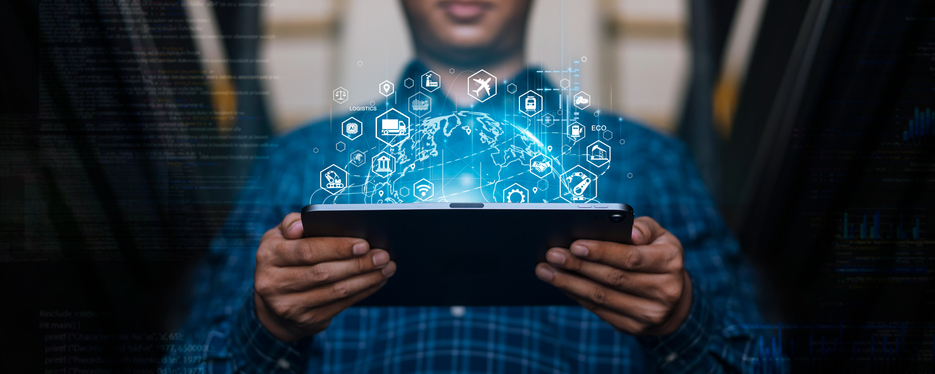 Futuristisches Technologie-Einzelhandelslager: Manager verwenden digitale Tablets, um intelligente Lager für Exporte nach Übersee zu verwalten.