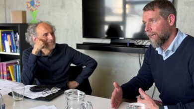 Bodo Janssen und Müller-Camen im Büro.