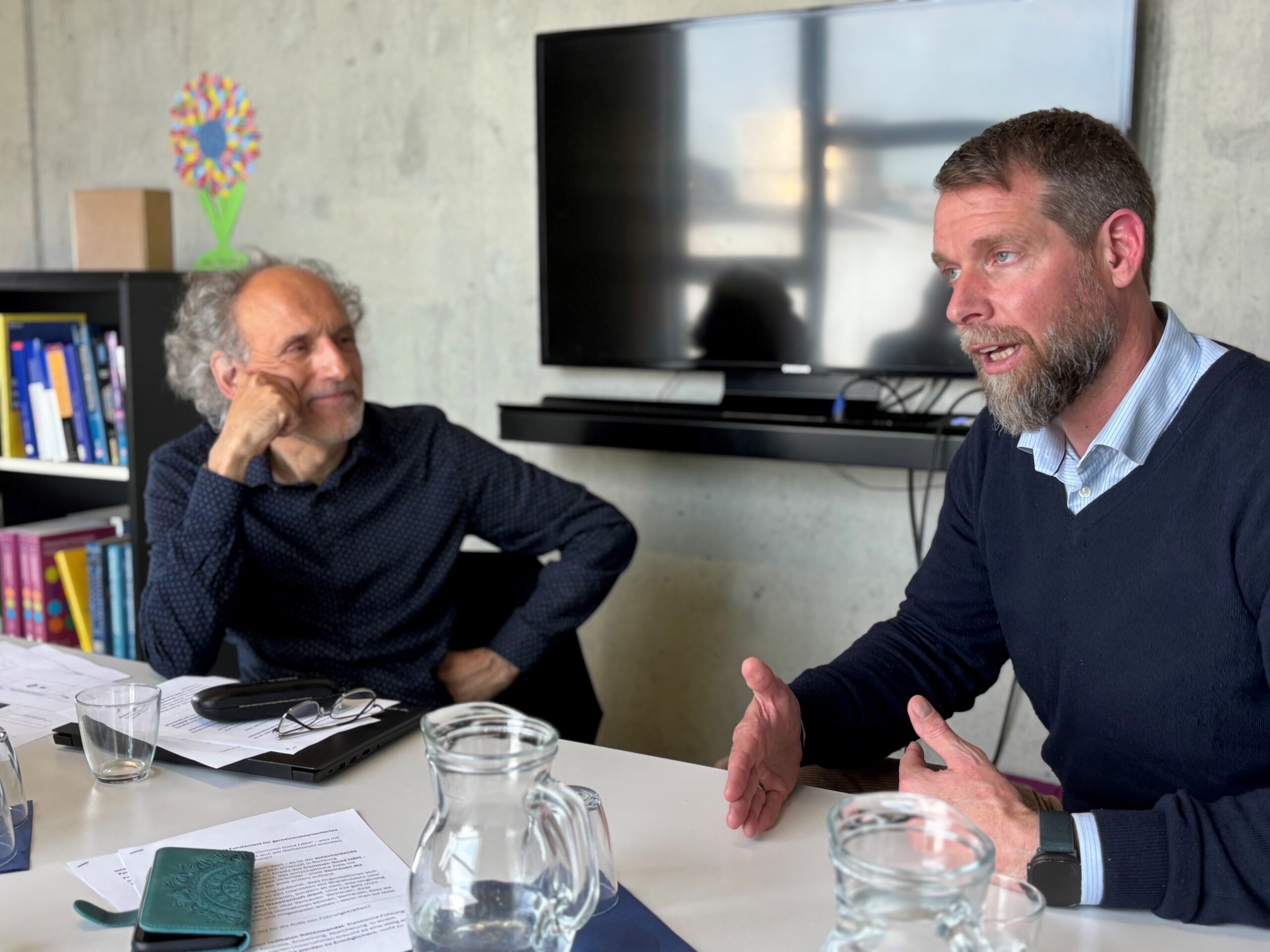 Bodo Janssen und Müller-Camen im Büro.