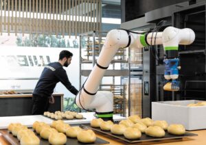 Der Einsatz von Roboter-Automation in neuen Kundenbranchen erweitert den Anwendungsbereich der Robotik über ihre traditionellen Einsatzgebiete hinaus. © FANUC