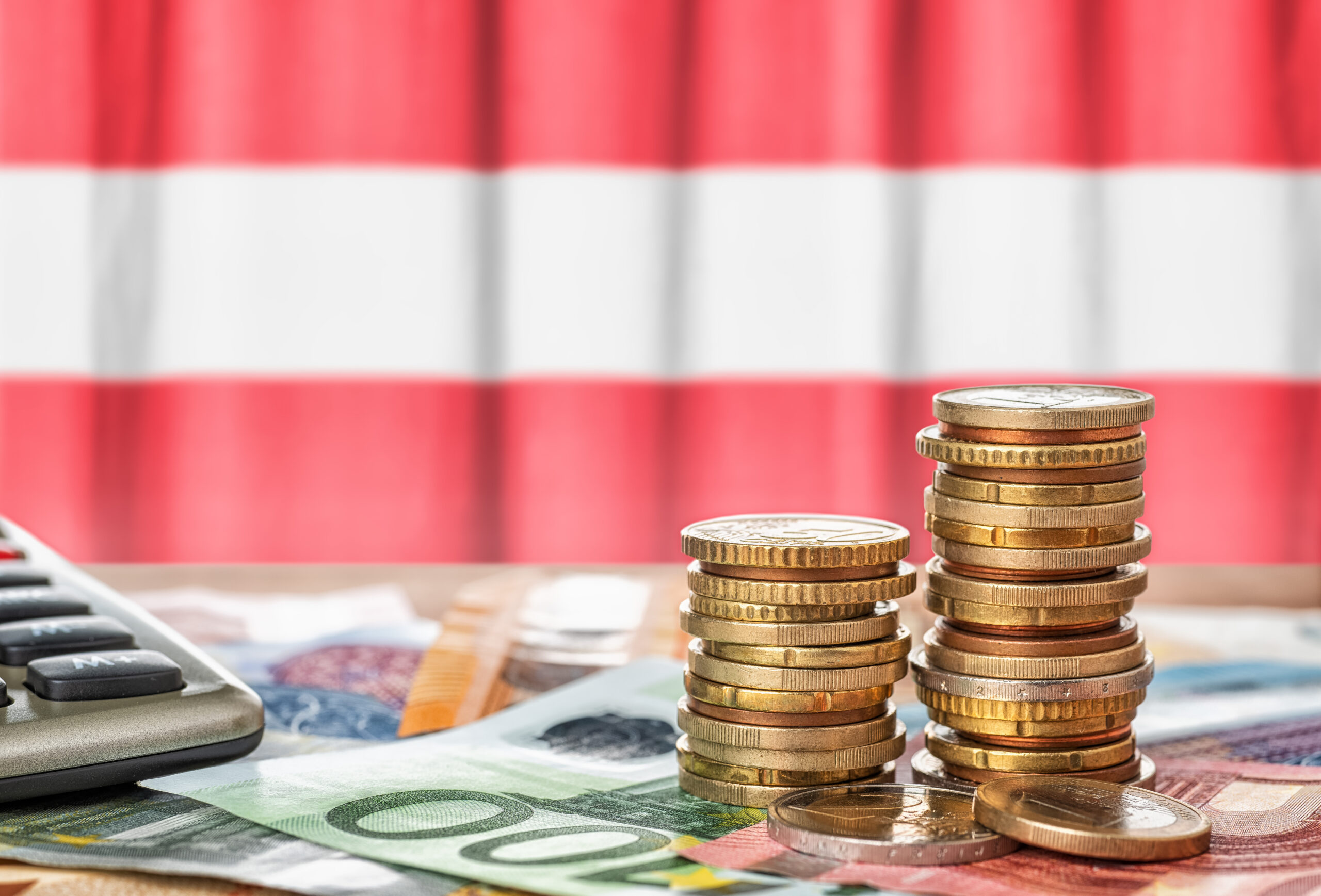 Geld vor einer Österreich-Flagge © Zerbor iStock Getty Images Plus