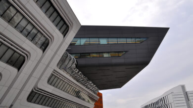 Die Fassade der University of Economics in Wien gestaltet von Zaha Hadid.
