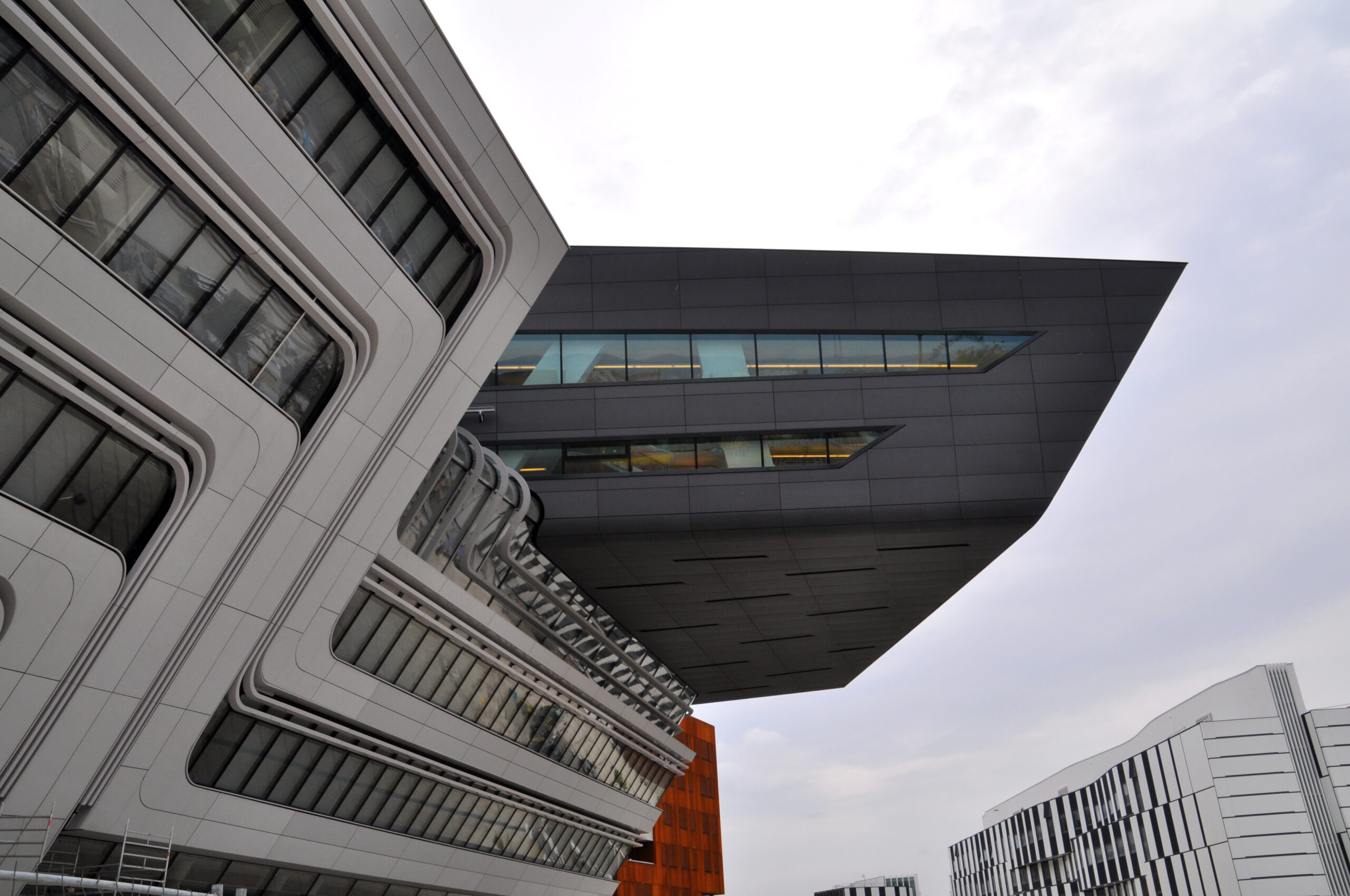 Die Fassade der University of Economics in Wien gestaltet von Zaha Hadid.