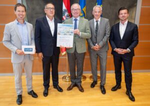 Bei der Übergabe des VCÖ-Mobilitätspreis Niederösterreich in St. Pölten (v.l.n.r.): Christian Gratzer (VCÖ), Jürgen Bauer (Mitglied der Geschäftsleitung bei Gebrüder Weiss), Stephan Pernkopf (LH-Stellvertreter Niederösterreich), Friedrich Janka (ÖBB-Infrastruktur AG) und Alexander Schierhuber (VOR-Geschäftsführer) © NLK Khittl