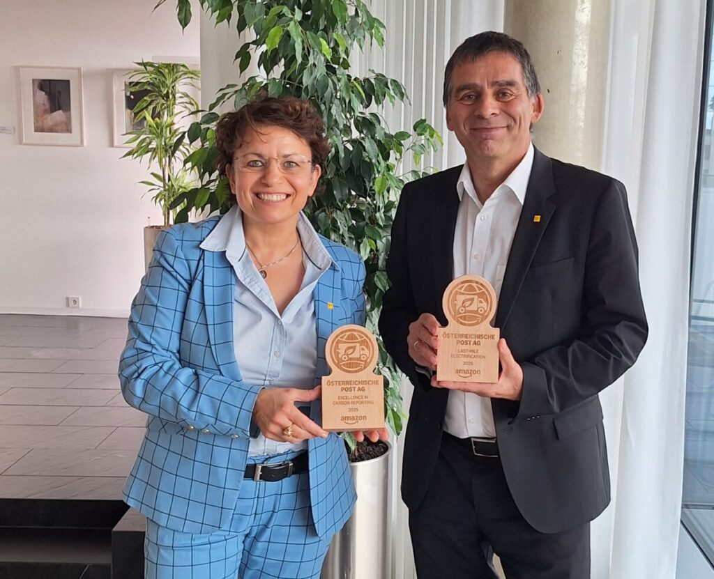 Peter Umundum, Generaldirektor-Stellvertreter und Vorstand für Paket & Logistik (r.), gemeinsam mit Sonja Aboulez, Geschäftsfeldleitung E-Commerce Solutions, beide Österreichische Post AG