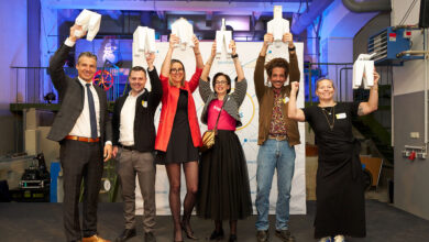 Gewinner:innen TRIGOS 2025: Christian Schäfer (Laufen Austria GmbH), Lukas Fleisch (Rhomberg Bau GmbH), Nadina Ruedl (Die Pflanzerei), Verena Riedler (crowd4projects GmbH), Niko Bogianzidis (öKlo GmbH), Maria Kollar (Kollar GmbH) © TRIGOS Büro, Fotograf: Markus Korenjak