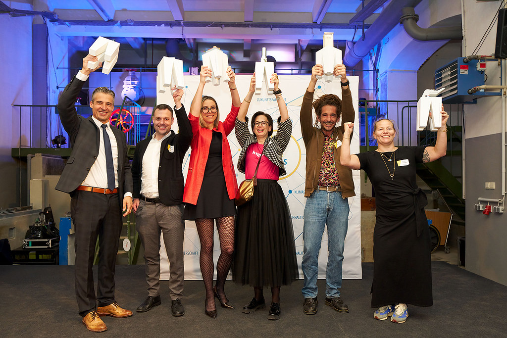 Gewinner:innen TRIGOS 2025: Christian Schäfer (Laufen Austria GmbH), Lukas Fleisch (Rhomberg Bau GmbH), Nadina Ruedl (Die Pflanzerei), Verena Riedler (crowd4projects GmbH), Niko Bogianzidis (öKlo GmbH), Maria Kollar (Kollar GmbH) © TRIGOS Büro, Fotograf: Markus Korenjak