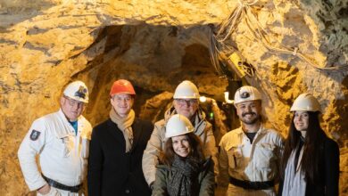 Gruppenbild, Personen in einem Stollen beim ILS Jahresausklang