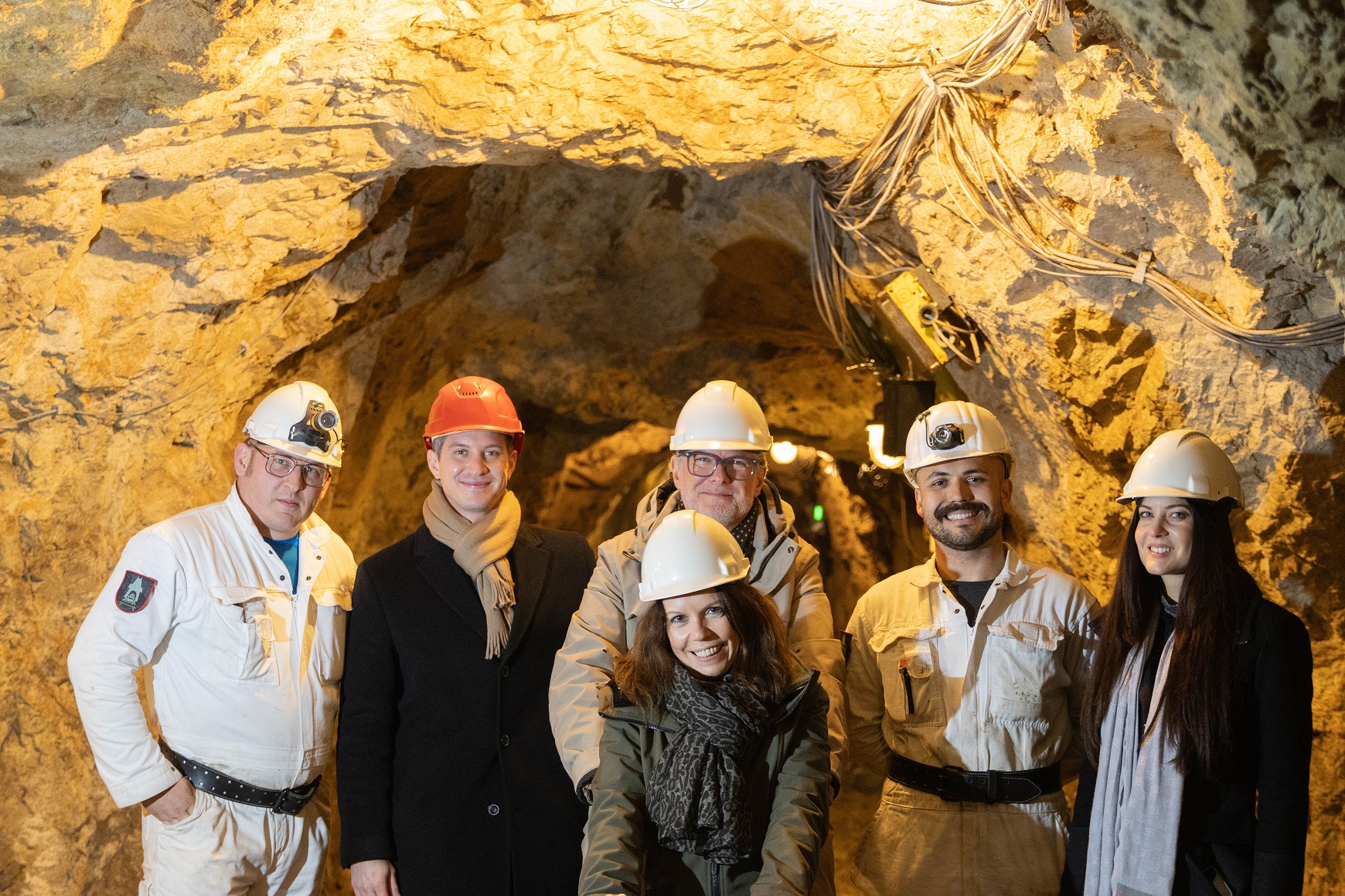 Gruppenbild, Personen in einem Stollen beim ILS Jahresausklang