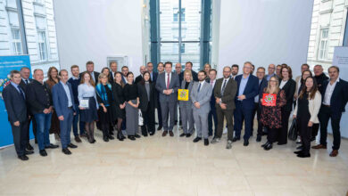 Verleihung des Österreichischen Umweltzeichens an 25 Unternehmen aus den Branchen Bauen und Wohnen, Büro und Druck, Reinigung, Gemeinschaftsverpflegung, Finanzprodukte sowie Energie und Mobilität