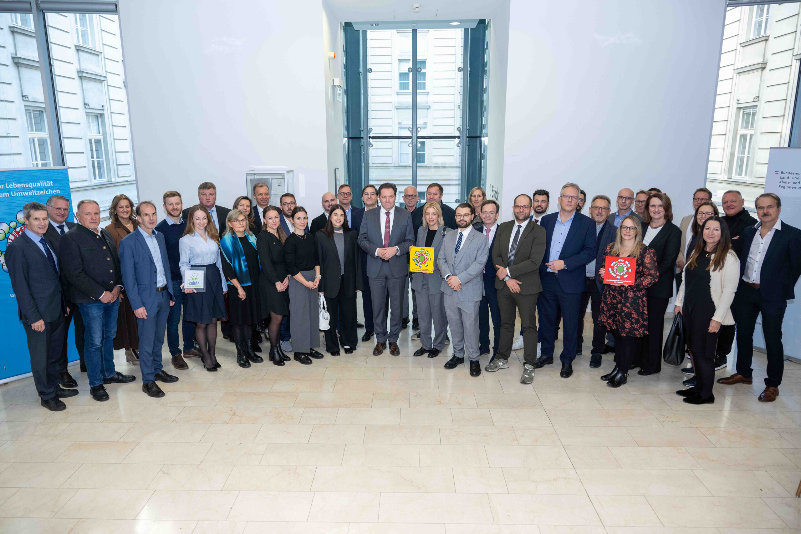 Verleihung des Österreichischen Umweltzeichens an 25 Unternehmen aus den Branchen Bauen und Wohnen, Büro und Druck, Reinigung, Gemeinschaftsverpflegung, Finanzprodukte sowie Energie und Mobilität