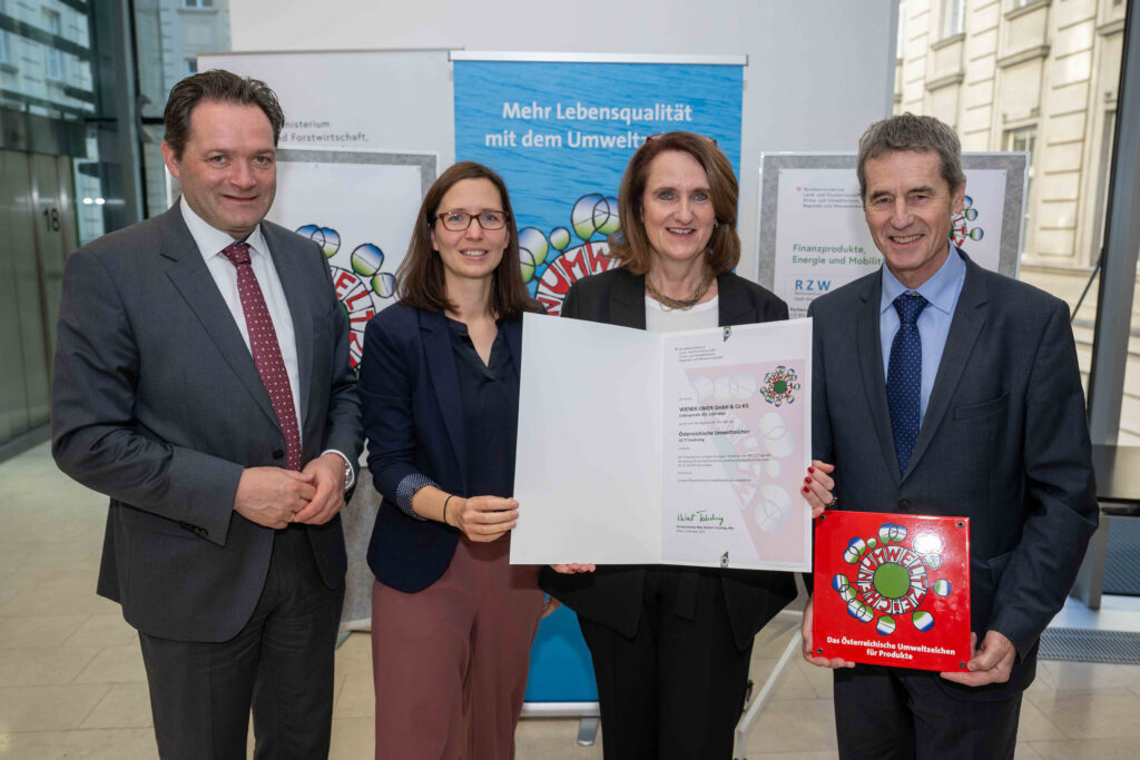 v.l.: Umweltminister Norbert Totschnig, Daniela Wieser und Petra Hums (Wiener Linien GmbH & Co KG) Sektionschef DI Christian Holzer, Leiter der Sektion V im BMLUK