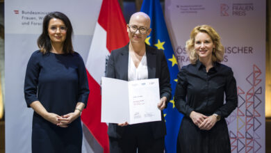 Mirela Memić (Direktorin LEA), Anna Huditz (AIT), Eva-Maria Holzleitner (Bundesministerin für Frauen, Wissenschaft und Forschung); Foto: BMFWF/Dunker (BKA)
