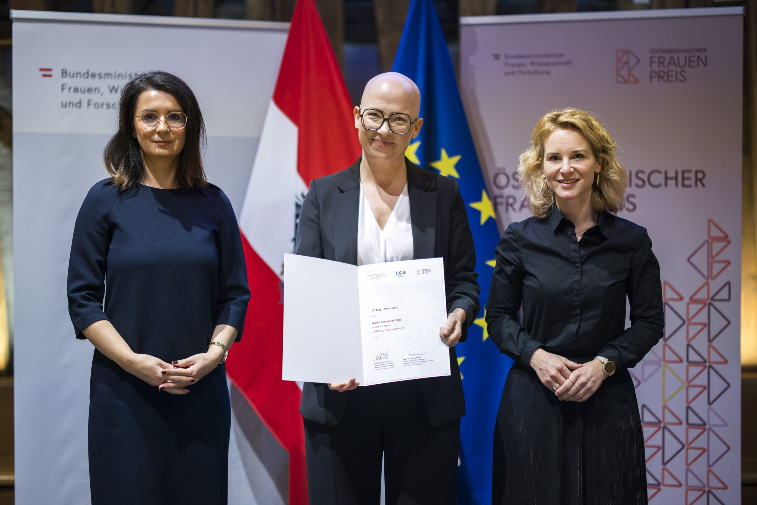 Mirela Memić (Direktorin LEA), Anna Huditz (AIT), Eva-Maria Holzleitner (Bundesministerin für Frauen, Wissenschaft und Forschung); Foto: BMFWF/Dunker (BKA)