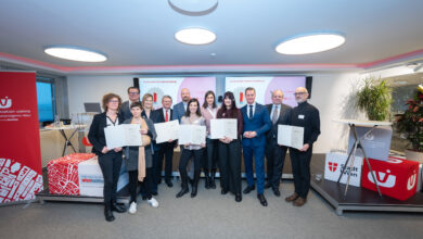 Mit Werten wirtschaften: Vertreter*innen der Wien Holding-Unternehmen bei der Urkundenverleihung zur Gemeinwohl-Bilanz in Wien ©David Bohmann