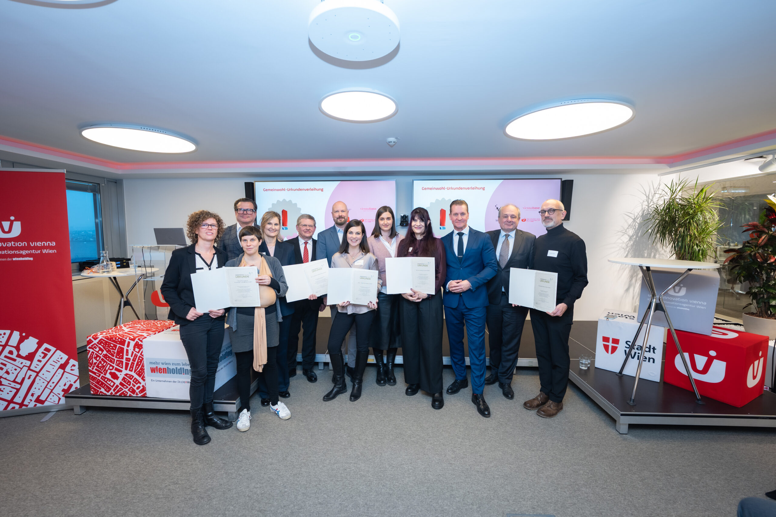 Mit Werten wirtschaften: Vertreter*innen der Wien Holding-Unternehmen bei der Urkundenverleihung zur Gemeinwohl-Bilanz in Wien ©David Bohmann