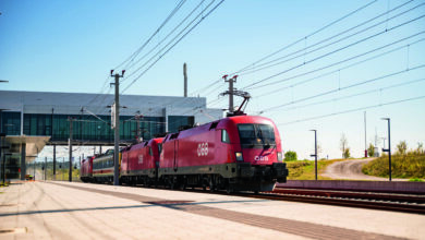ÖBB Lok fährt aus dem Koralmtunnel