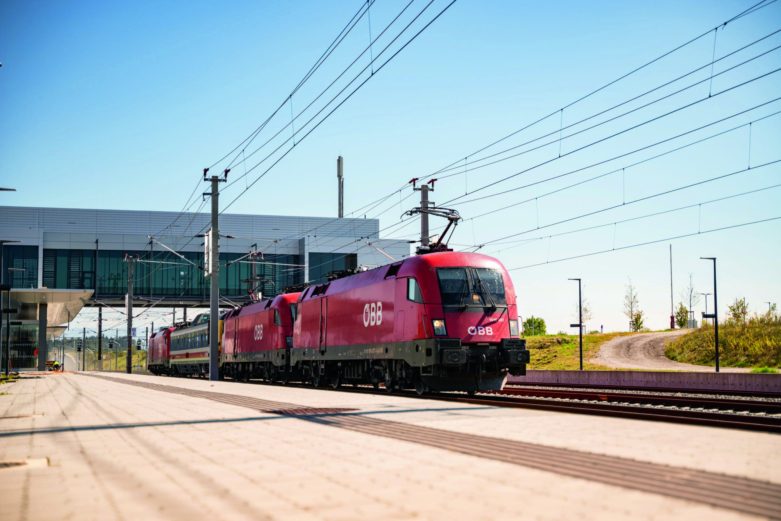 ÖBB Lok fährt aus dem Koralmtunnel