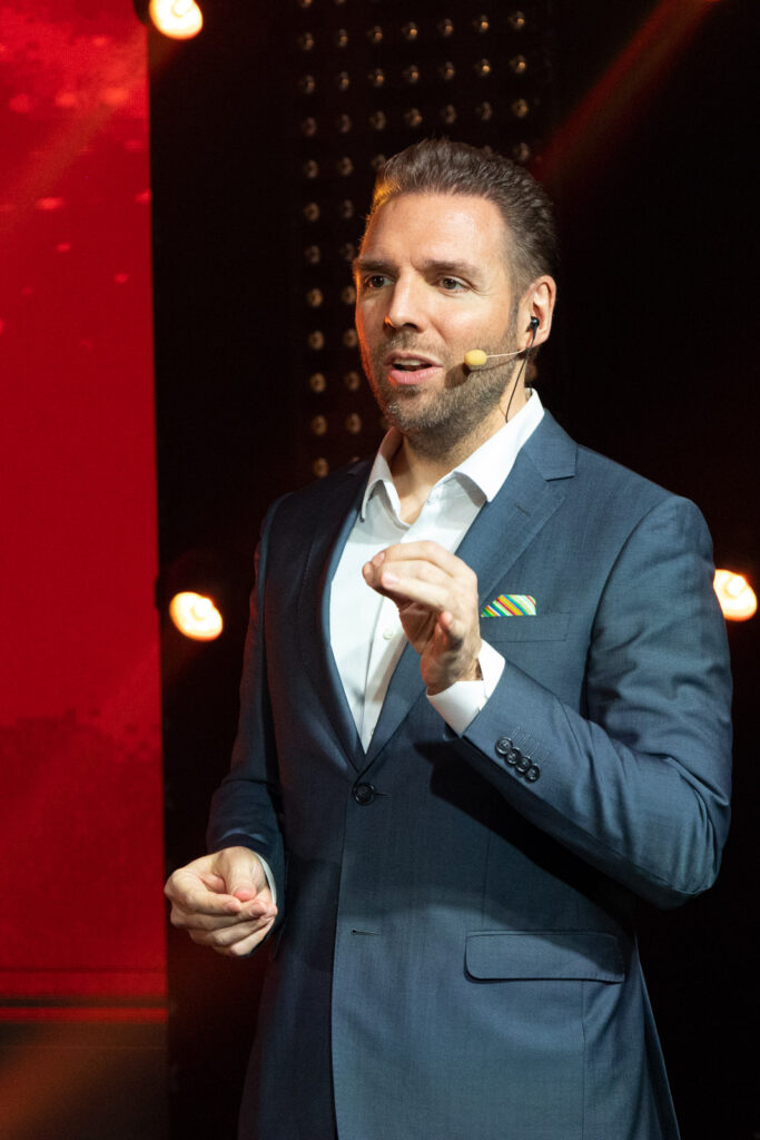 Ronny Leber ist internationaler Moderator, Top Speaker und Experte für Begeisterung und Höchstleistung.