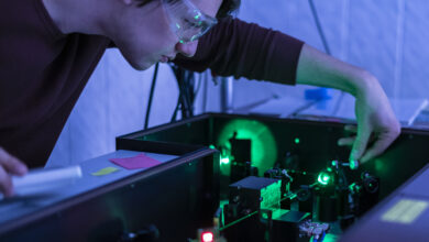 scientist work with laser machine or system (C) Михаил Руденко iStock GettyImages Plus