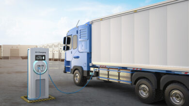 Elektrofahrzeug-LKW an Ladestation