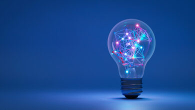 Glühbirne mit verschiedenfarbigen Funken (Innovationskonzept)