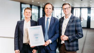 Bei der Übergabe des Rating-Zertifikats (v.l.): Lukas Weiss, Sales Manager Tirol & Vorarlberg bei Creditreform, Wolfram Senger-Weiss, Vorsitzender der Geschäftsleitung, und Philipp Potomak, Head of Corporate Finance and Accounting – beide Gebrüder Weiss. (Quelle: Gebrüder Weiss / Sams)