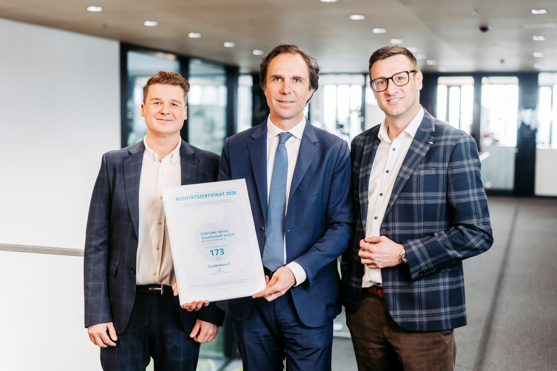 Bei der Übergabe des Rating-Zertifikats (v.l.): Lukas Weiss, Sales Manager Tirol & Vorarlberg bei Creditreform, Wolfram Senger-Weiss, Vorsitzender der Geschäftsleitung, und Philipp Potomak, Head of Corporate Finance and Accounting – beide Gebrüder Weiss. (Quelle: Gebrüder Weiss / Sams)