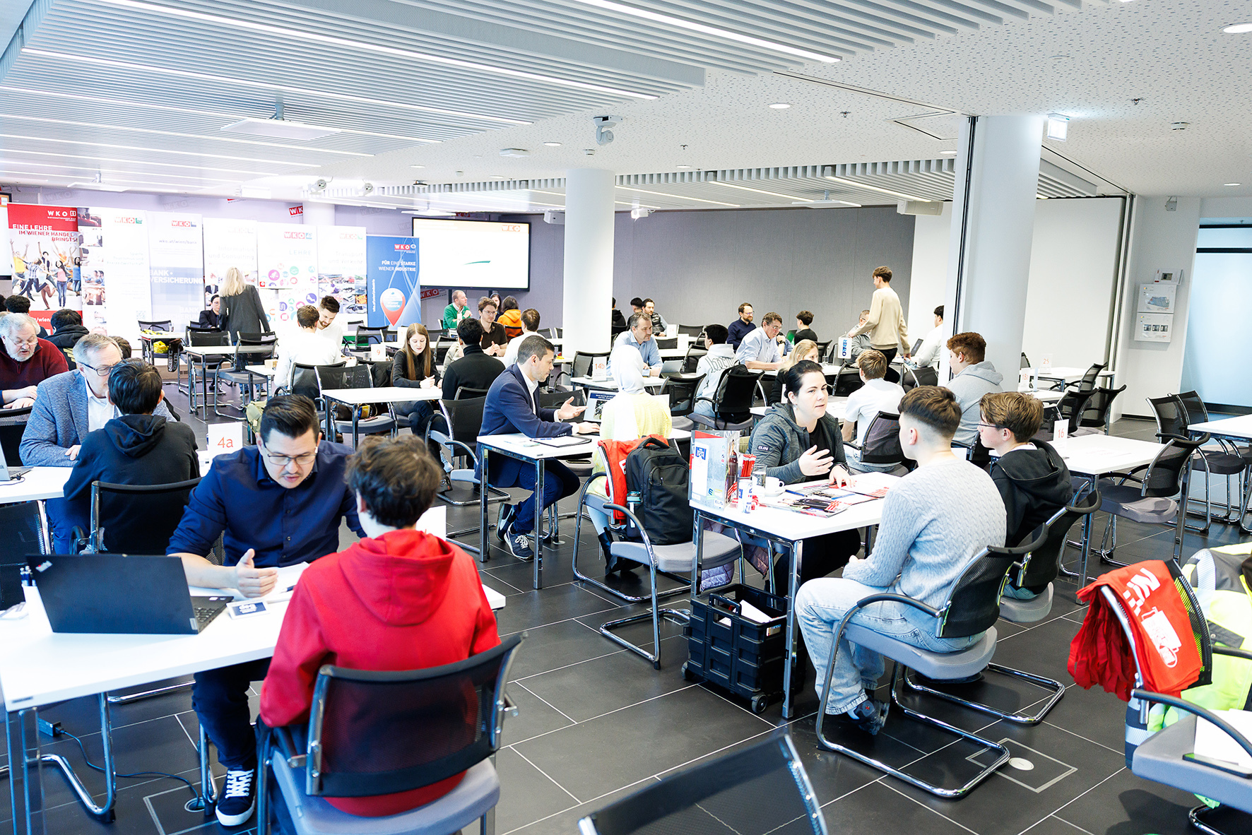 Zukünftige Lehrlinge treffen auf potenzielle Arbeitgeber