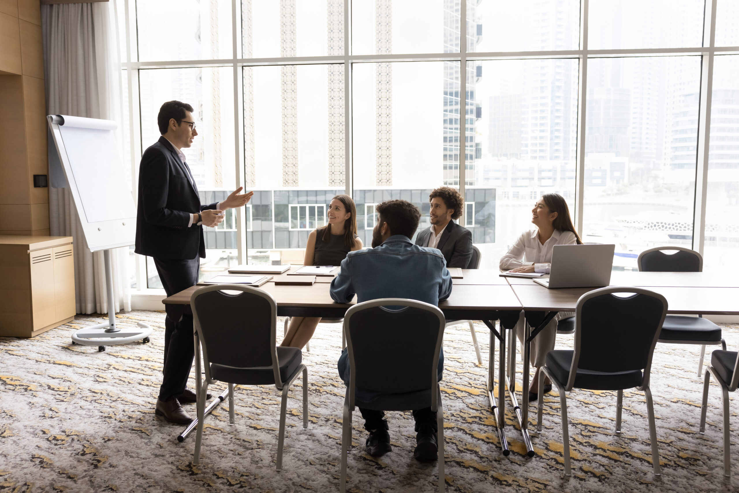 Klarheit statt Kontrollreflex: Hybride Führung in der Praxis