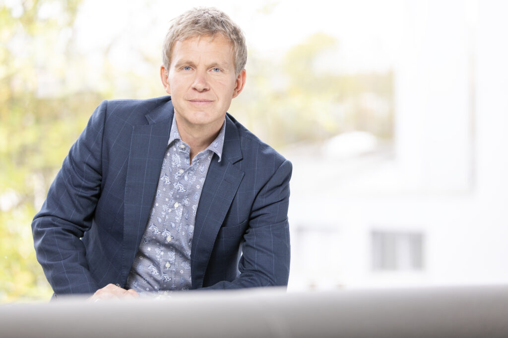 Joachim Simon vor einem festber.