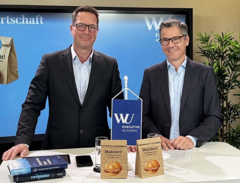 Martin Giesswein (links) und Stefan Böck im Studio der WU Executive Academy beim Webinar